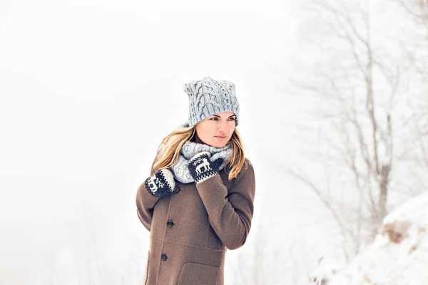 Attrayant jeune femme en plein air en hiver. Neige et froid — Photo