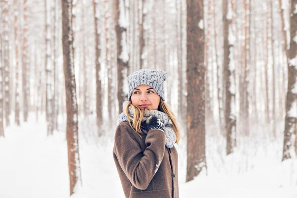 Attraktiv ung kvinna på vintern utomhus. Snö och kyla — Stockfoto