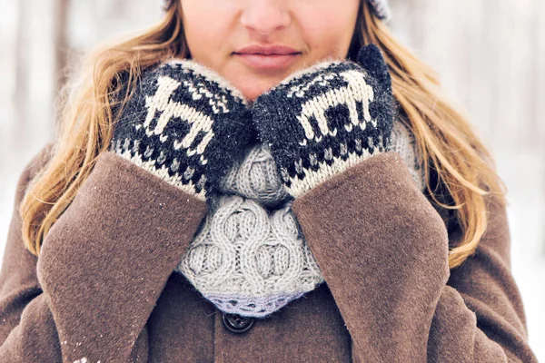 Крупним планом молода жінка в зимовий час на відкритому повітрі. Сніг і холод — стокове фото