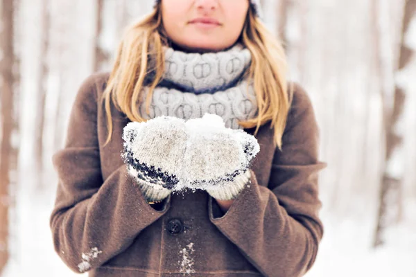 Closeup νεαρή γυναίκα στο wintertime εξωτερική. Χιόνι και το κρύο — Φωτογραφία Αρχείου