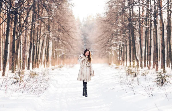 Ragazza che cammina nella neve. Inverno, freddo e concetto di persone — Foto Stock