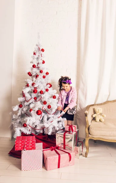 8 χρόνια παλιό μικρό κορίτσι διακόσμηση χριστουγεννιάτικο δέντρο στο σπίτι. — Φωτογραφία Αρχείου