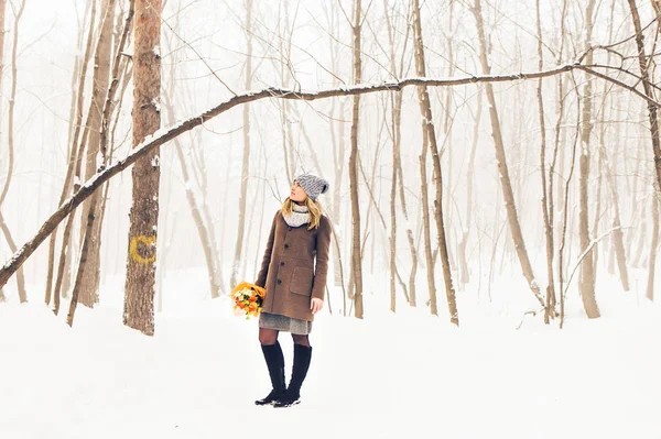 Жінка в зимовому парку — стокове фото