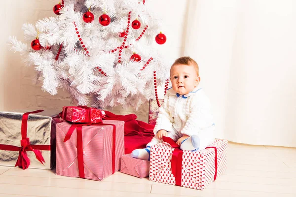 Πορτρέτο του ένα μικρό αγόρι στο σπίτι κοντά το χριστουγεννιάτικο δέντρο. — Φωτογραφία Αρχείου