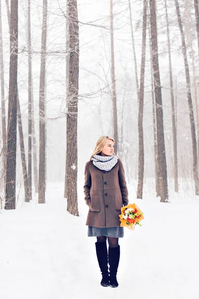 Kışın açık çekici genç kadın. Kar ve soğuk — Stok fotoğraf