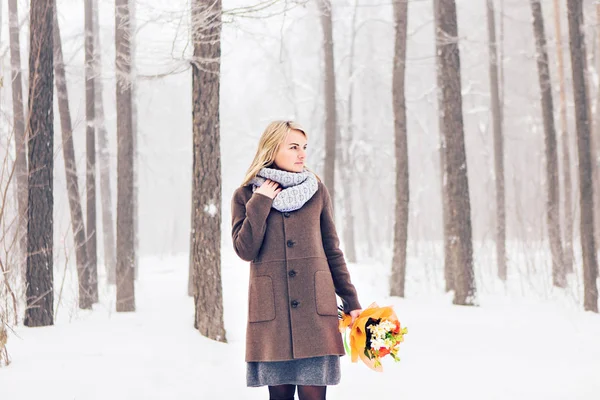 Atrakcyjna, młoda kobieta w okresie zimowym odkryty. Śnieg i zimno — Zdjęcie stockowe