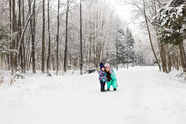 Mãe feliz e bebê no parque de inverno — Fotografia de Stock