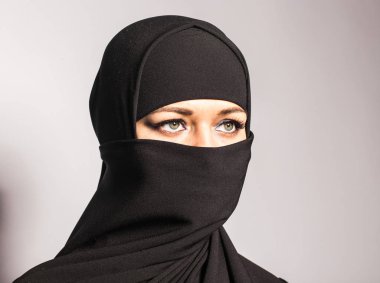Niqab arka plan üzerinde giyen genç kadın