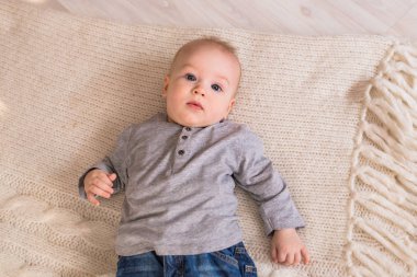 Bebek çocuk bej güneşli yatak odasında. Yeni doğan çocuk rahatlatıcı. Genç çocuklar için kreş. Tekstil çocuklar için. Aile sabah evde. Yeni doğmuş çocuk