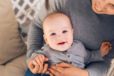 Güzel gülümseyen şirin bebek