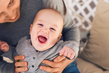 Güzel etkileyici çok güzel mutlu sevimli gülmek gülümseyen bebek bebek yüz