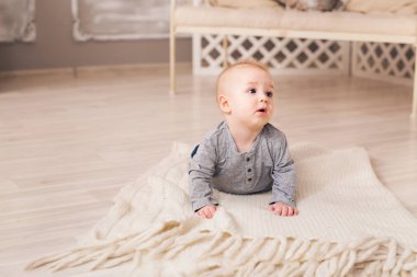 Güzel gülümseyen şirin bebek