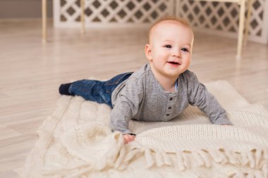 Güzel etkileyici çok güzel mutlu sevimli gülmek gülümseyen bebek bebek yüz