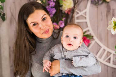 Mutlu genç anne ve tatlı bebeği.