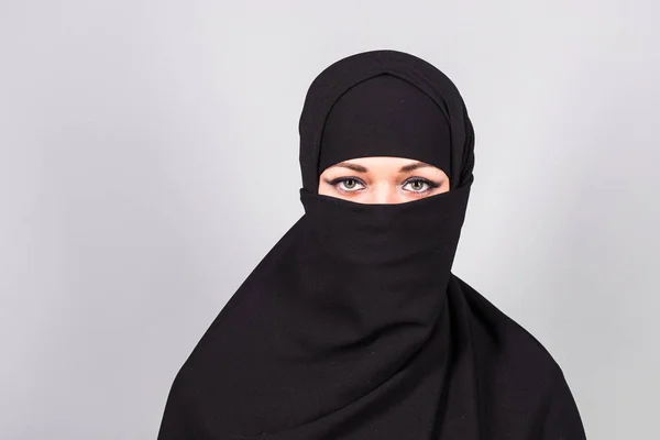 Giovane donna che indossa niqab sullo sfondo — Foto Stock