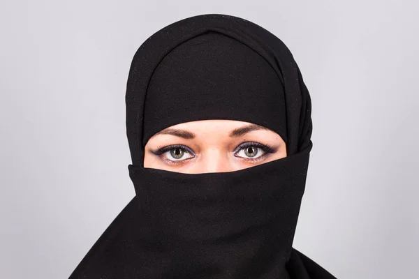 Giovane donna che indossa niqab sullo sfondo — Foto Stock