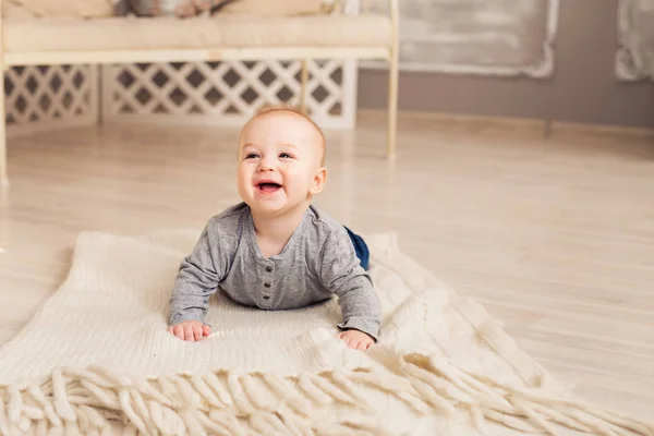 Hermosa expresiva adorable feliz lindo riendo sonriente bebé bebé cara — Foto de Stock