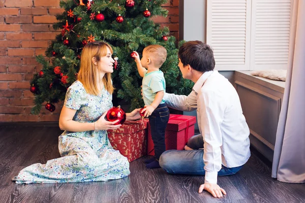 Niño pequeño decorando un árbol de Navidad juguetes. Vacaciones, regalo y concepto de año nuevo — Foto de Stock