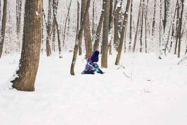 Adorável menina se divertindo no dia de inverno — Fotografia de Stock