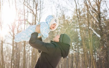Küçük çocuk evlat çocukla kışın oynarken mutlu baba