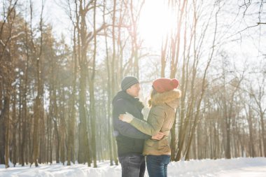 kış, moda, çift, Noel ve insanlar kavramı - erkek ve kadın kış Park gülümseyen