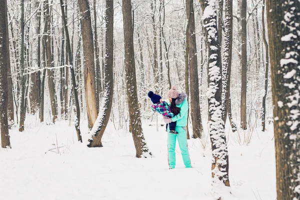 Mãe e criança menina em um passeio de inverno na natureza. Família feliz — Fotografia de Stock