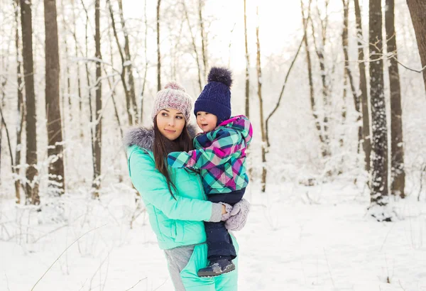 Mãe e criança menina em um passeio de inverno na natureza. Família feliz — Fotografia de Stock