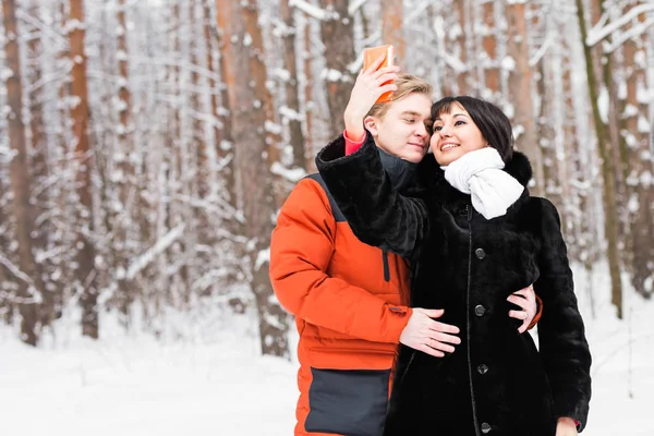 Atrakcyjna para robi selfie na zewnątrz. — Zdjęcie stockowe