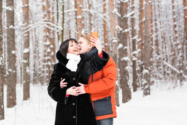 Couple attrayant faisant selfie à l'extérieur . — Photo