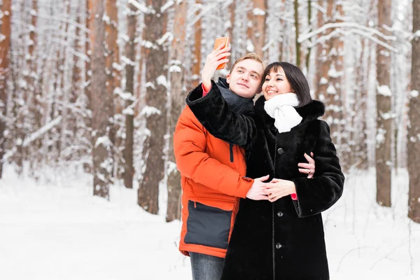 Atrakcyjna para robi selfie na zewnątrz. — Zdjęcie stockowe