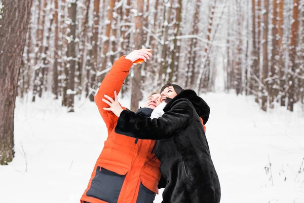 Attraente coppia facendo selfie all'aperto . — Foto Stock