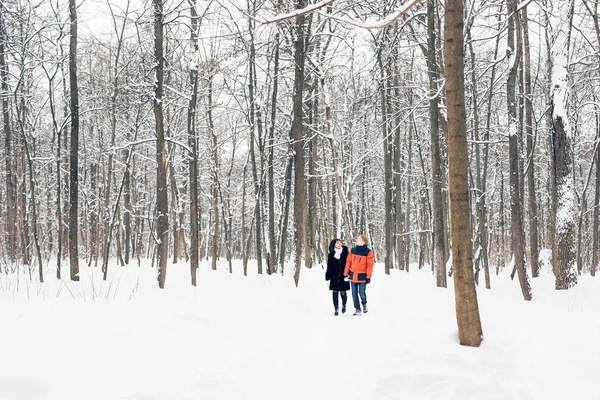 Télen a városi Park. Téli park pár. — Stock Fotó