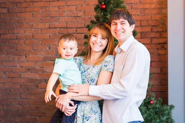 Koncepcja rodziny, Boże Narodzenie, x-mas, zima, szczęścia i ludzie - uśmiechający się rodziny i Choinka — Zdjęcie stockowe