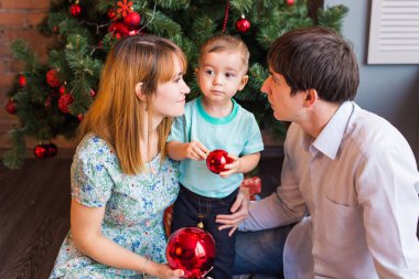 Süre kutlama Noel evde genç mutlu aile