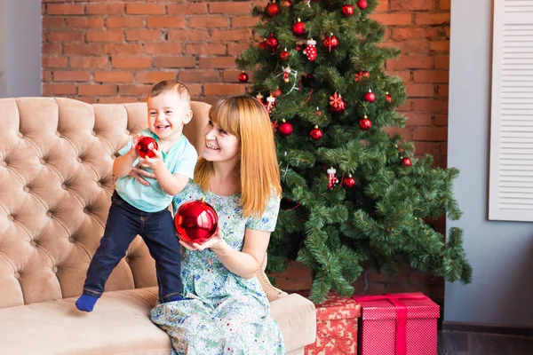 X-mas, zima, rodziny, ludzi, Boże Narodzenie, pojęcie szczęścia - szczęśliwą matką, z adorable baby boy. — Zdjęcie stockowe