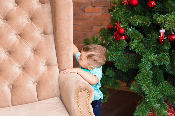 Pequeño niño de pie cerca del árbol de Navidad. Niño de año esperando Año Nuevo 2017, concepto de familia feliz — Foto de Stock