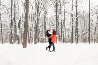 Sevgi dolu iki kış Park'ta yürüyordunuz. Kar yağıyordu, kış.