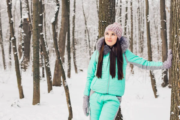 Belo retrato de inverno de mulher jovem no inverno cenário nevado — Fotografia de Stock