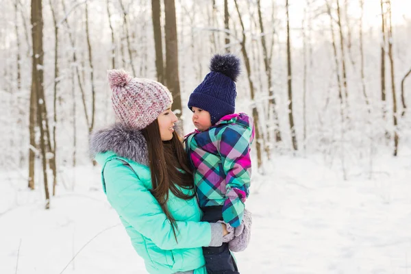 Portrait de mère heureuse et bébé dans le parc d'hiver — Photo