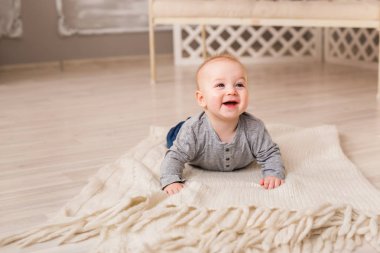 Mavi gülüyor üzerinde erkek bebek