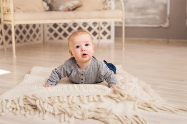 Güzel gülümseyen şirin bebek çocuk