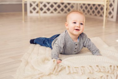 Mavi gülüyor üzerinde erkek bebek