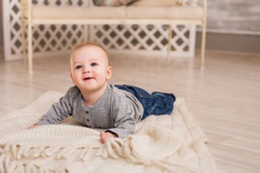 Güzel gülümseyen şirin bebek çocuk