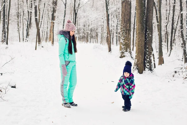 Joven madre y su pequeña hija disfrutando de un hermoso día de invierno al aire libre —  Fotos de Stock