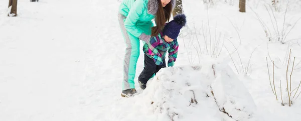 젊은 어머니와 그녀의 작은 딸 아름 다운 겨울 날 야외에서 즐기는 — 스톡 사진