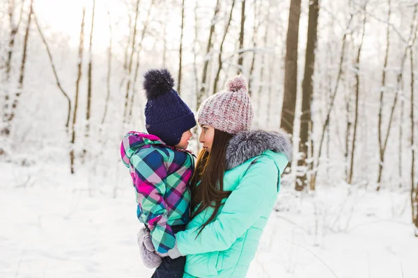 Femme avec bébé en hiver — Photo