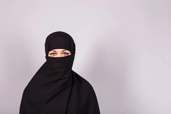 Όμορφη μουσουλμανική κορίτσι φορώντας μπούρκα κινηματογράφηση σε πρώτο πλάνο — Φωτογραφία Αρχείου