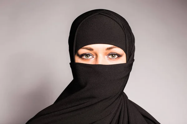 Schöne muslimische Mädchen tragen Burka Nahaufnahme — Stockfoto