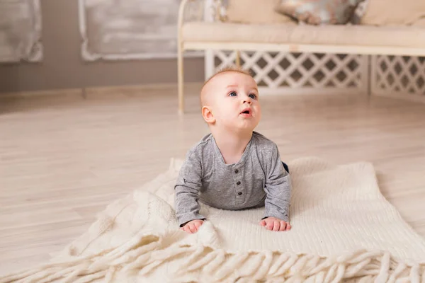 Vackra leende söt baby pojke — Stockfoto