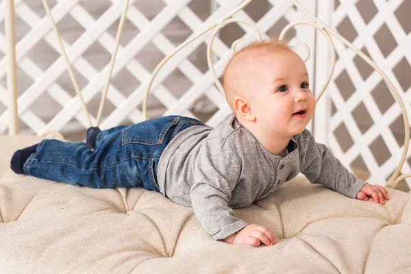 Bebé niño en azul riendo — Foto de Stock